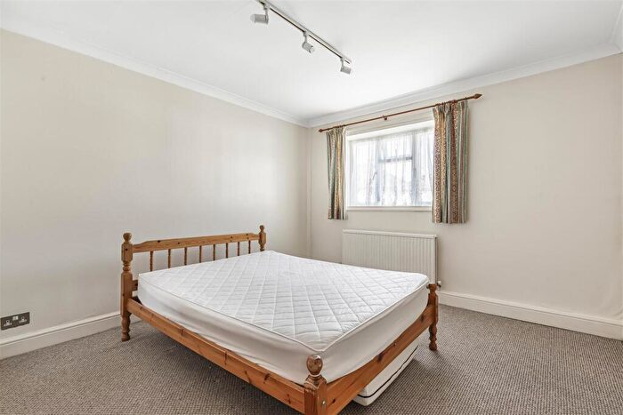 2 Bedroom Flat To Rent In Wayside, East Sheen, SW14