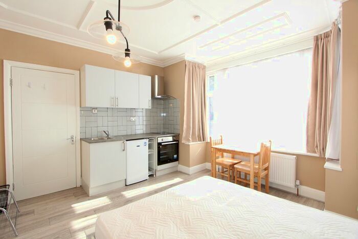 Studio To Rent In Hallswelle Road, London, NW11