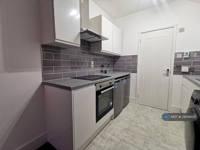 2 Bedroom Flat To Rent In Pitcroft Avenue, Reading, RG6