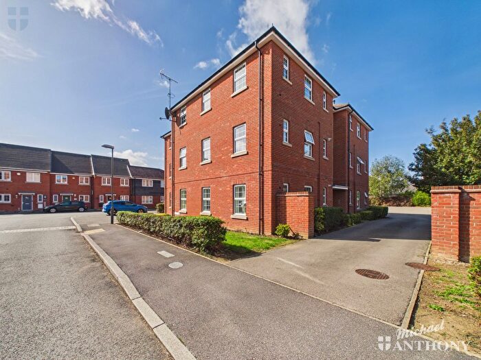 2 Bedroom Flat For Sale In Pluto Way, Aylesbury, HP19