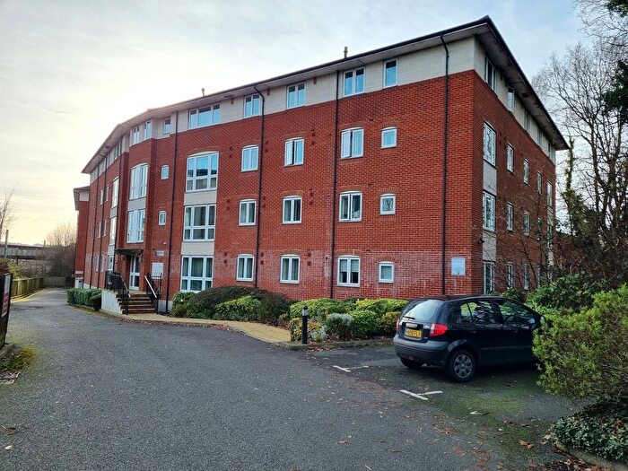2 Bedroom Flat To Rent In North Drive, Hatfield, AL9