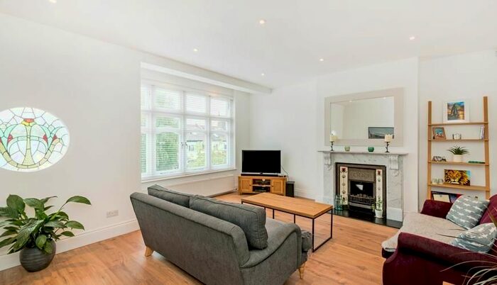 3 Bedroom Terraced House To Rent In Hogarth Hill, Golders Green, London, NW11