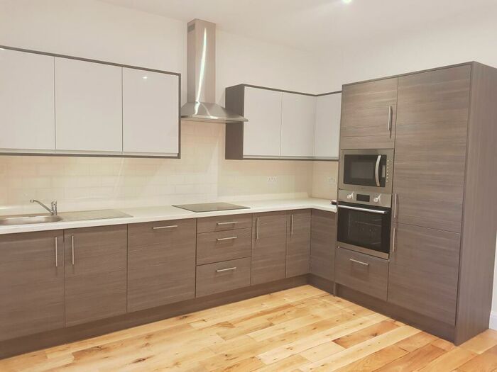 2 Bedroom Apartment To Rent In Queensway, Redhill, RH1