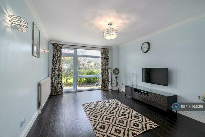 2 Bedroom Flat To Rent In Ferndown, London, E18