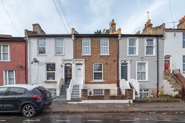 2 Bedroom Flat For Sale In Congleton Grove, Plumstead, London, SE18