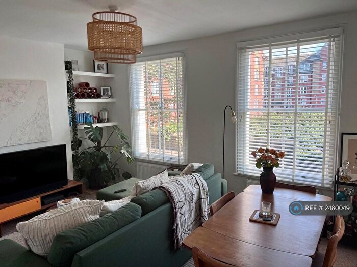 2 Bedroom Flat To Rent In Navarino Rd, London, E8