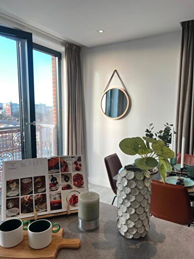 2 Bedroom Flat To Rent In Oxbow, Stephenson House, M5