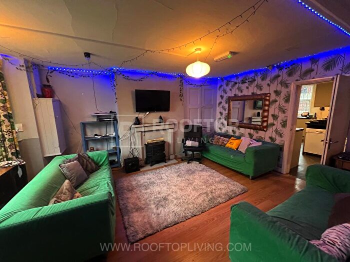 6 Bedroom House To Rent In Inglewood Terrace, Leeds, LS6