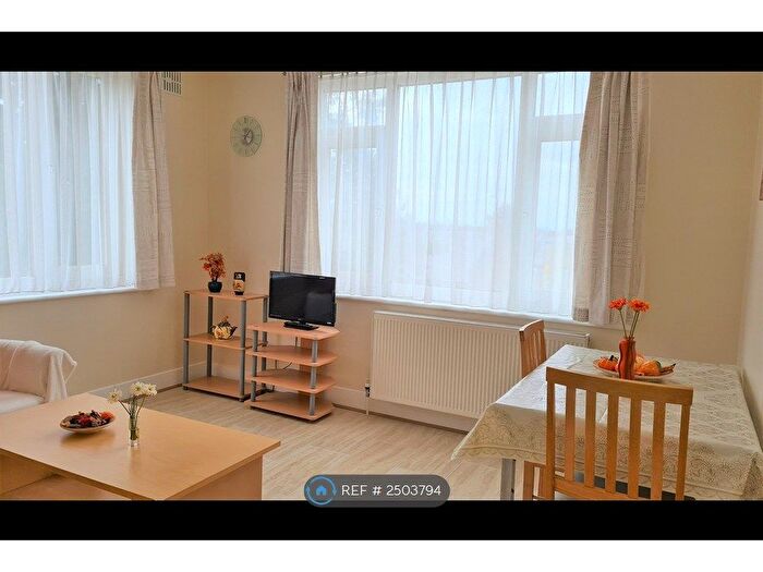 2 Bedroom Flat To Rent In Fairlop Road, London, E11