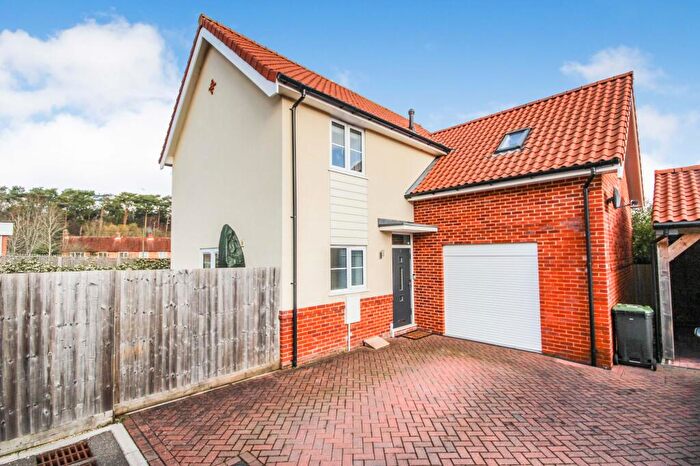 4 Bedroom Detached House For Sale In Holly Grove Close, Alderholt, SP6
