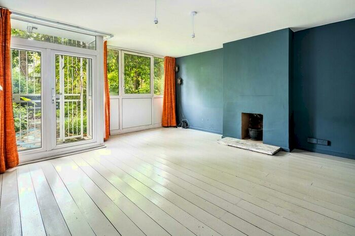 2 Bedroom Ground Maisonette To Rent In Camberwell Grove, SE5