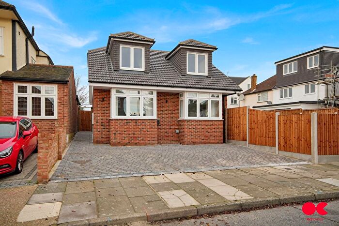 3 Bedroom Detached Bungalow For Sale In Plumpton Avenue, Hornchurch, RM12