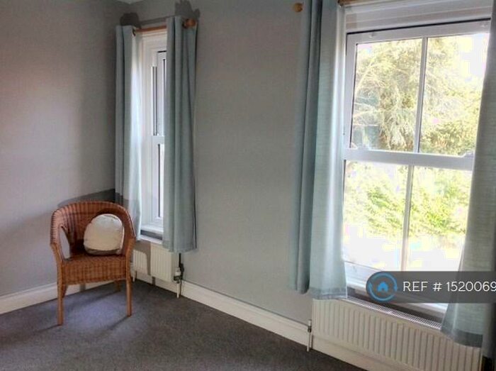 1 Bedroom Flat To Rent In Green Hedges Avenue, East Grinstead, RH19