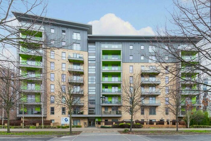 3 Bedroom Flat To Rent In Lakeside Drive, Ealing, NW10