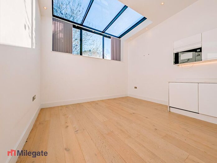 1 Bedroom Flat To Rent In Gallows Yard, Kingston Upon Thames, KT2