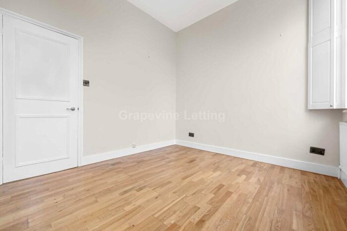 2 Bedroom Apartment To Rent In Elderwood Place, London, SE27