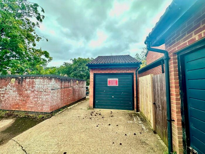 Garage / Parking To Rent In Craiglands, St. Albans, Hertfordshire, AL4