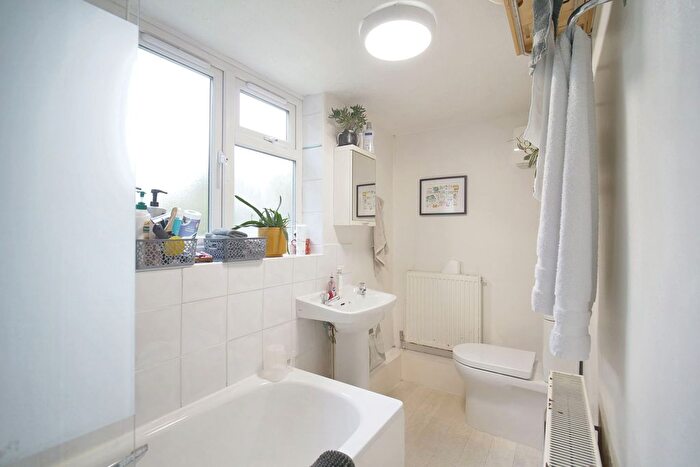 1 Bedroom Flat For Sale In Folkestone Road, London, E17