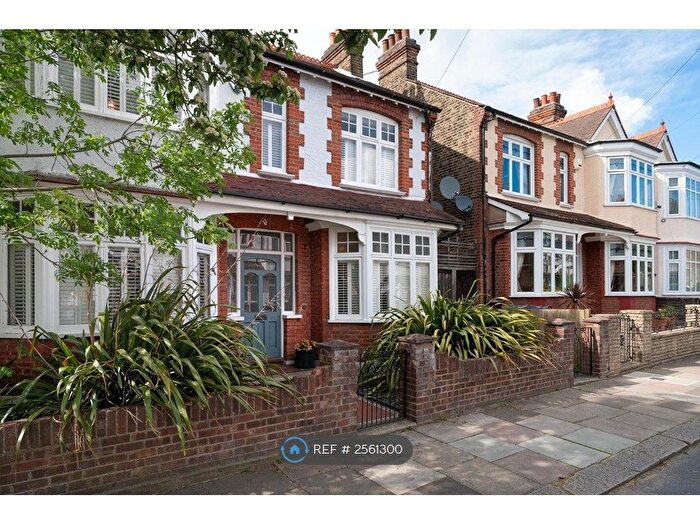 4 Bedroom Semi-detached House To Rent In Arragon Gardens, London, SW16