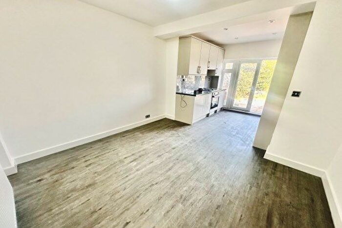 2 Bedroom Maisonette To Rent In Leyswood Drive, Ilford, IG2