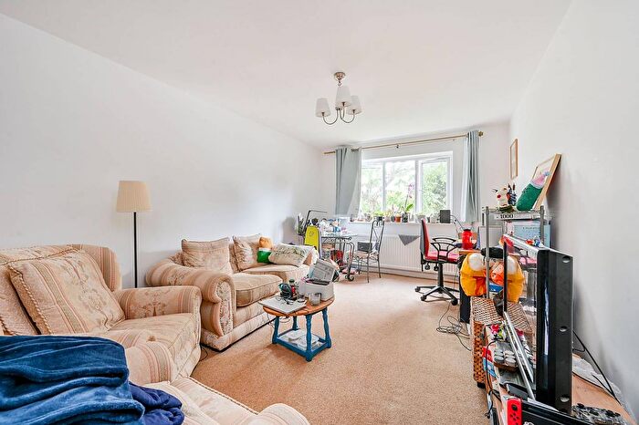 2 Bedroom Flat To Rent In Avenue Road, South Acton, London, W3