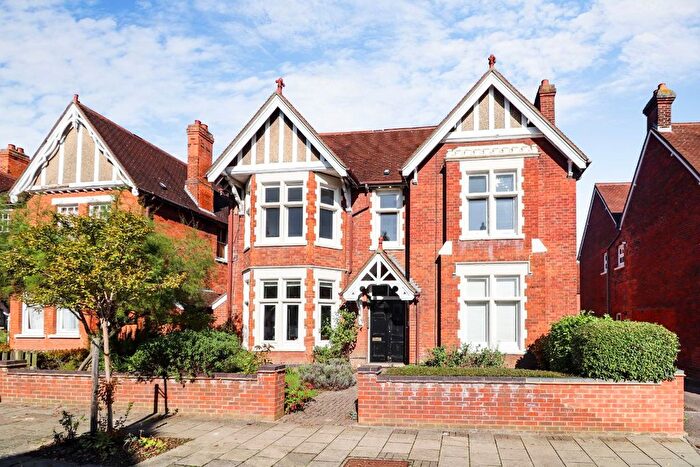 2 Bedroom Flat To Rent In Kimbolton Avenue, Bedford, MK40