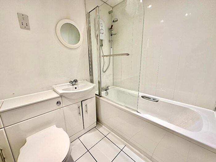 3 Bedroom Apartment To Rent In Riverview Place, City Centre, Glasgow, G5