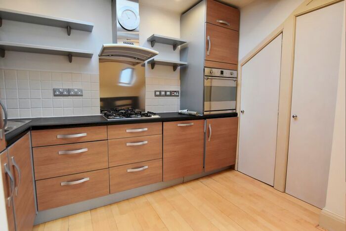 2 Bedroom Flat To Rent In Godolphin Road, London, W12
