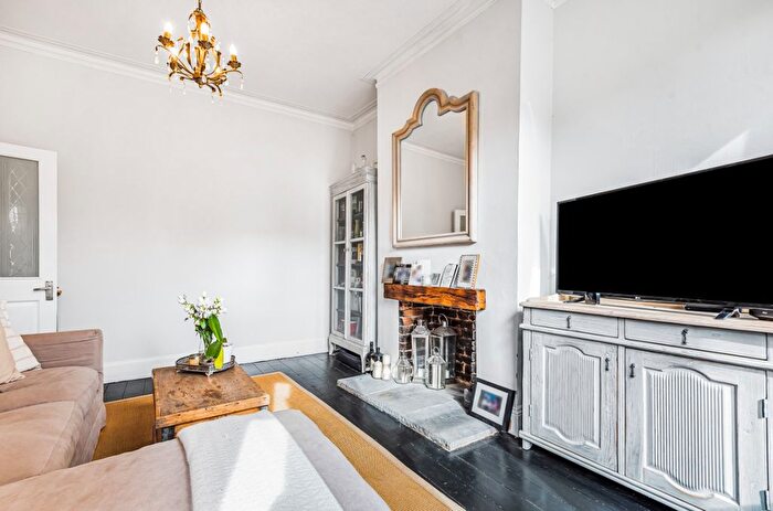 2 Bedroom Flat To Rent In Oakhill Road, Putney, London, SW15