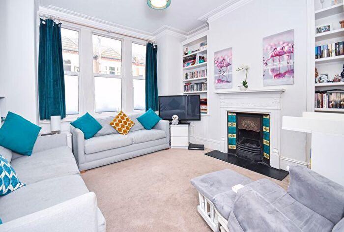 2 Bedroom Flat To Rent In Hazelbourne Road, London, SW12