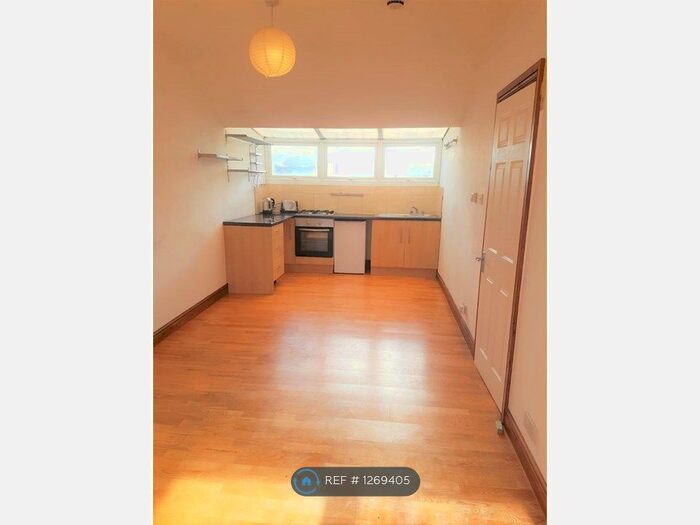 3 Bedroom Flat To Rent In Vale Road, London N4