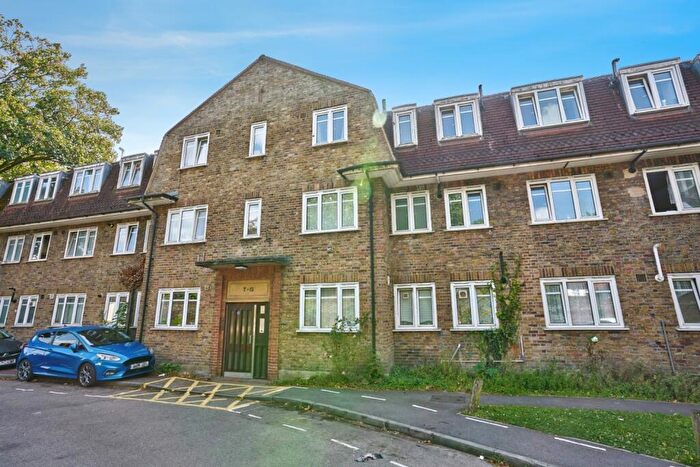 2 Bedroom Flat To Rent In Charlton Park Road London, SE7