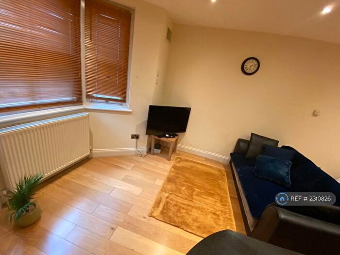 Studio To Rent In Evering Road, London, N16