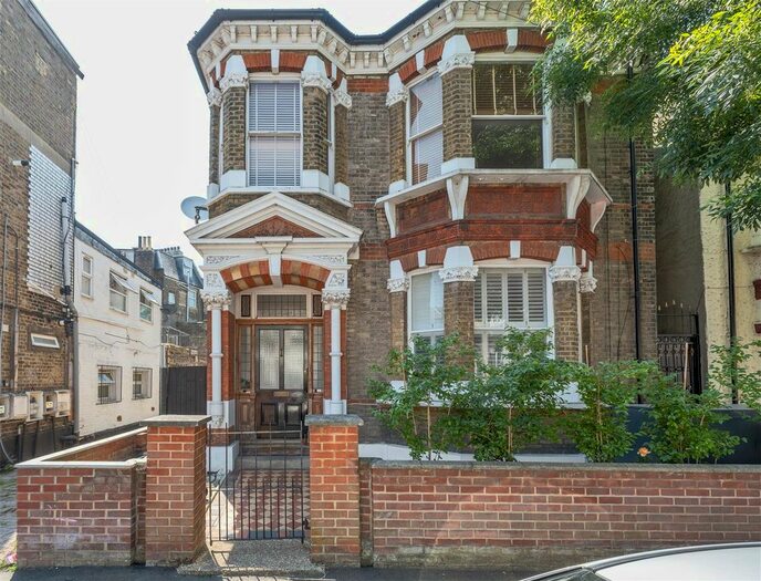 2 Bedroom Flat For Sale In Cedars Avenue, Walthamstow, E17
