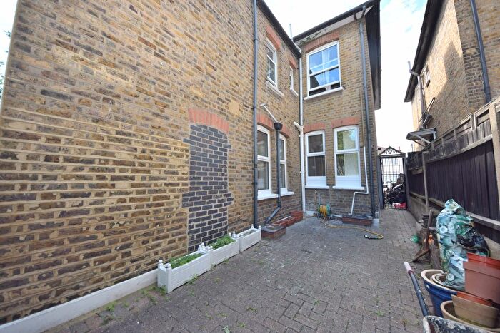 3 Bedroom Flat To Rent In The Drive, Ilford, IG1