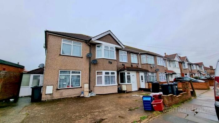 2 Bedroom Flat To Rent In Basildene Road, Hounslow, TW4