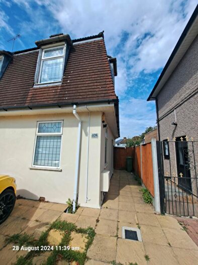 4 Bedroom Semi-Detached House To Rent In Dagenham, RM8