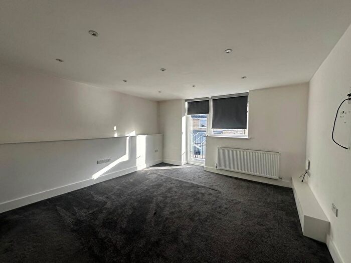 2 Bedroom Flat To Rent In Arthur Grove, Bradford Road, Birstall, Batley, WF17