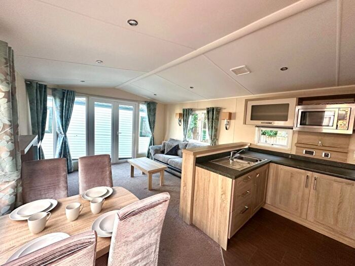 2 Bedroom Mobile/park Home For Sale In Wyreside, Out Rawcliffe, Preston, PR3