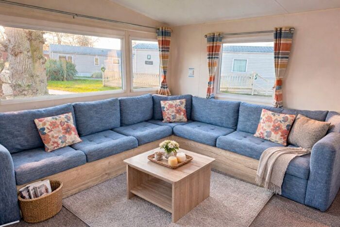 3 Bedroom Mobile/park Home For Sale In Carlton, Saxmundham, IP17