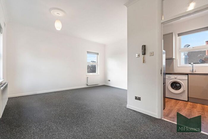 Studio To Rent In Windsor Road, London, N13
