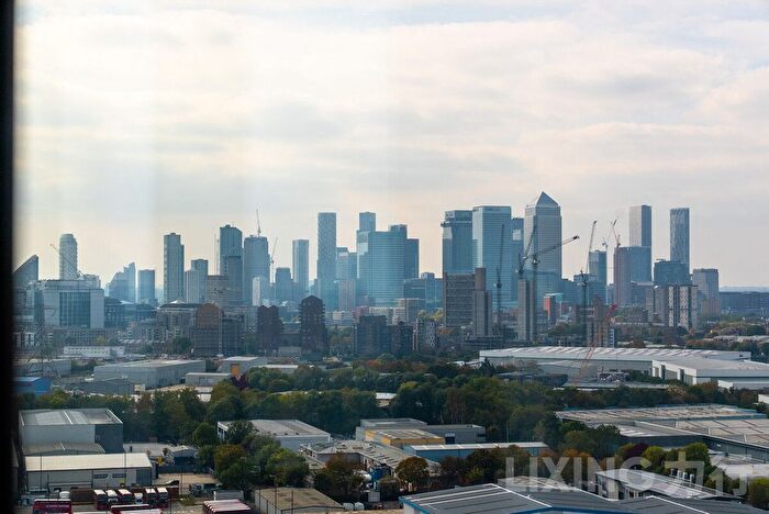 3 Bedroom Flat To Rent In Menara Point, Twlevetrees Park, E16