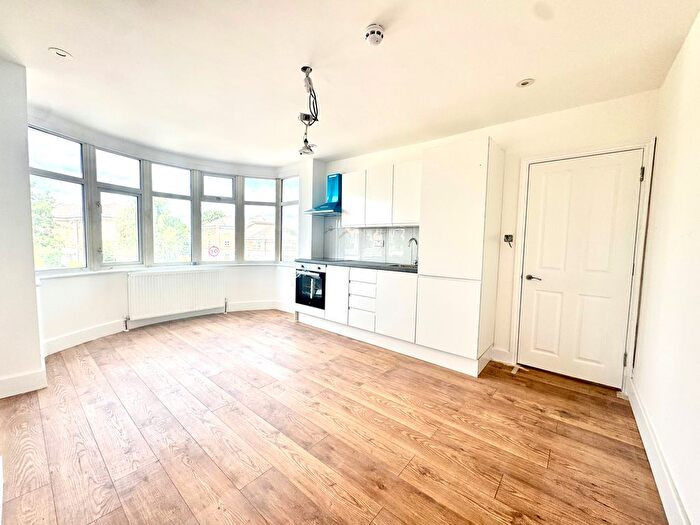 2 Bedroom Flat To Rent In Great North Way, Hendon, London, NW4