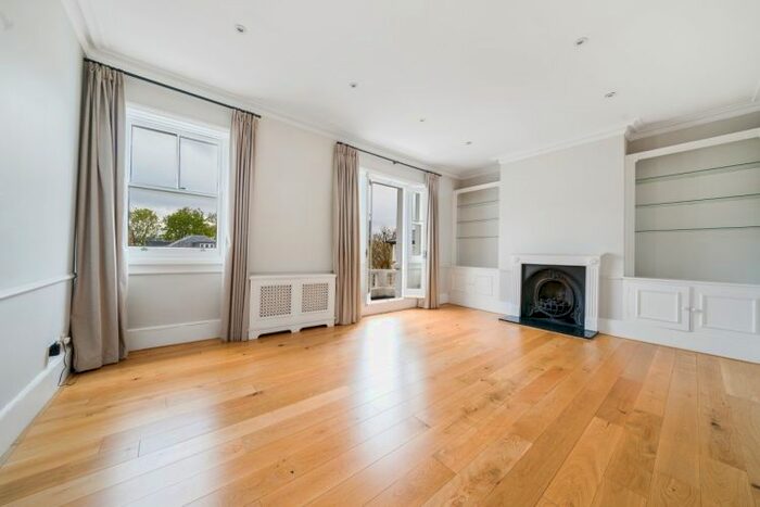 3 Bedroom Flat To Rent In Campden Hill Gardens, London, W8