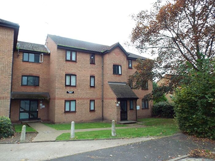 2 Bedroom Flat For Sale In Linnet Way, Purfleet-On-Thames, RM19
