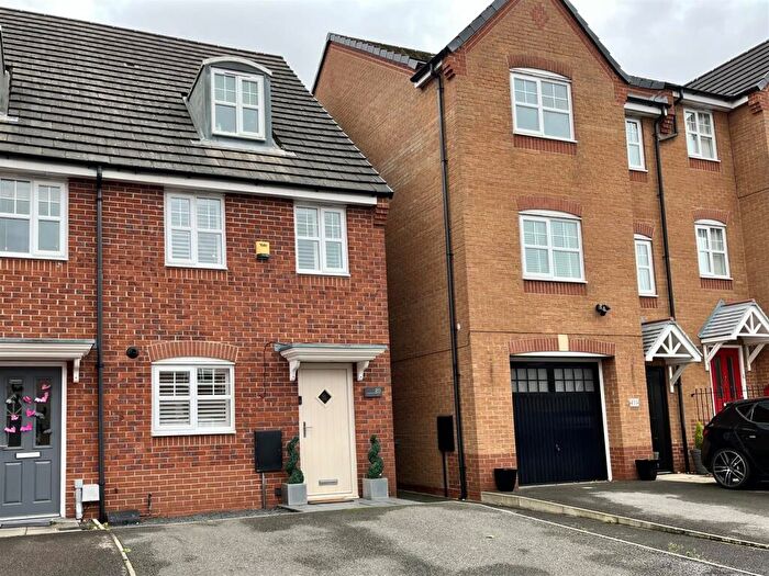 3 Bedroom Town House For Sale In Admiral Way, Hyde, SK14