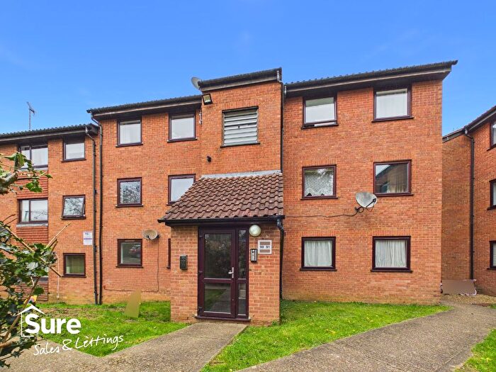 2 Bedroom Flat To Rent In Valley Green, Hemel Hempstead, Hertfordshire, HP2