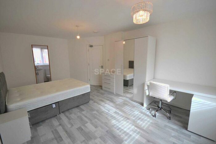 5 Bedroom Semi-Detached House To Rent In Byron Road, Earley, RG6