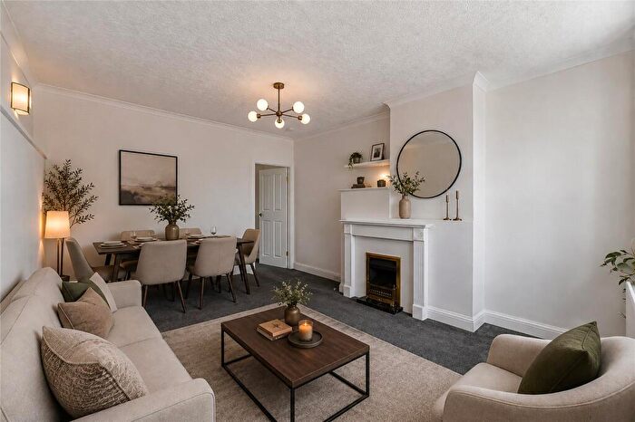 2 Bedroom Maisonette For Sale In Windsor Drive, West Dartford, Kent, DA1