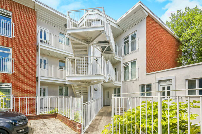 2 Bedroom Apartment To Rent In Walnut Tree Close, Guildford, GU1